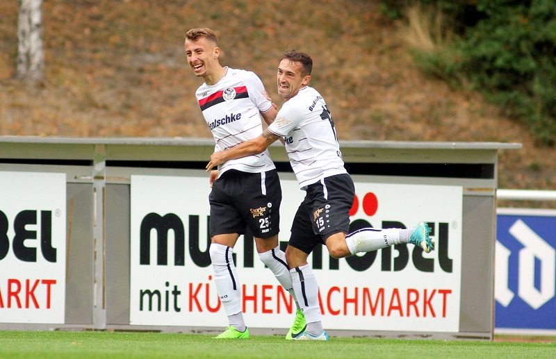 1. Minute ... Tony Schmidt (rechts, Bautzen) erzielt das 1:0 für die Hausherren und bedankt sich für den Doppelpass mit Jonas Mack (links, Bautzen)