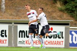 1. Minute ... Tony Schmidt (rechts, Bautzen) erzielt das 1:0 für die Hausherren und bedankt sich für den Doppelpass mit Jonas Mack (links, Bautzen)