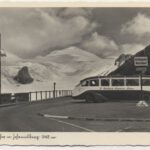 Aufnahme: Postkarte Sammlung/ Archiv Christoph Pohl „Ein Zittauer Bus am Nordpol? Nein, nicht ganz: Historische Postkarte von 1935. Sie zeigt einen Bus des Sachsen-Express-Zittau mit Johannisberg am Großglockner in Österreich. Die futuristischen Streamliner- Omnibusse von Mercedes Benz wurden Mitte der 1930er Jahre gebaut.“