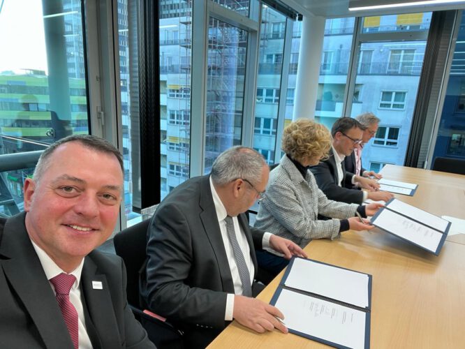 2025-11-24-Bundesforschungszentrum-BFZ-Landrat-Berlin-Unterzeichnung_Eckpunktepapier-666x500.jpg